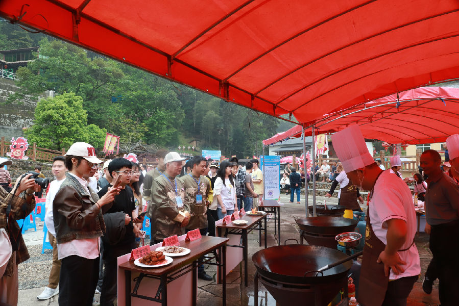 高安镇风味美食争霸赛现场（李小星 摄）