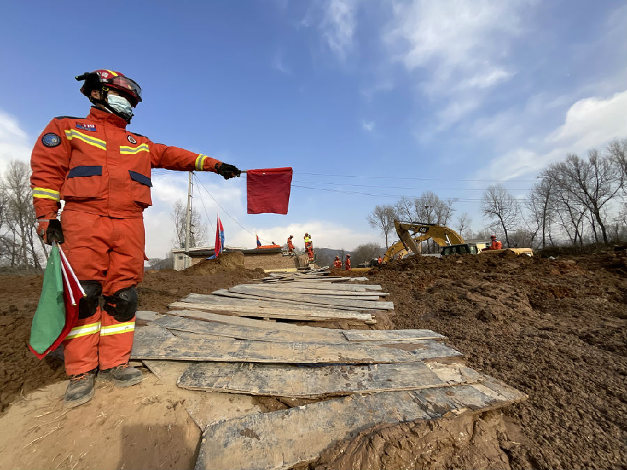 图为积石山6.2级地震救援现场。（申维祖 摄）