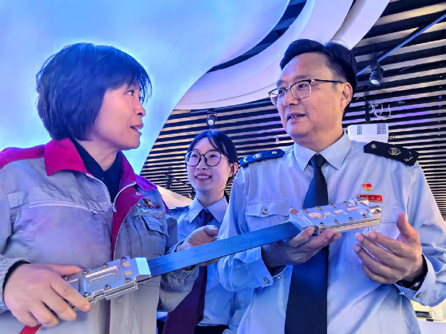 “局长税收服务队”走进中复神鹰碳纤维股份有限公司（孙军 摄）