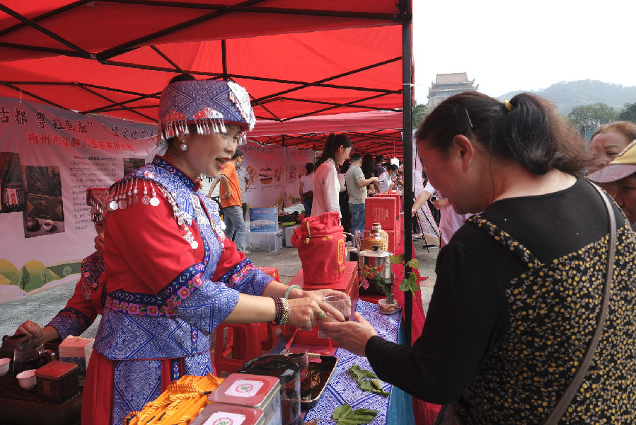 市民游客品尝六堡茶（吴勇强 摄）