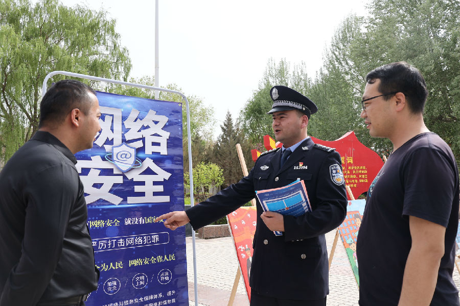 图为国保民警在广场向群众普及国家安全知识（胡国华 摄）