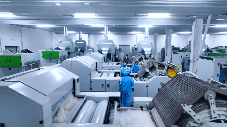 二狼山白绒山羊产业园生产车间（萨仁 摄）