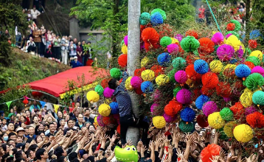 抢彩球活动现场热闹非凡（黄晶晶 摄）