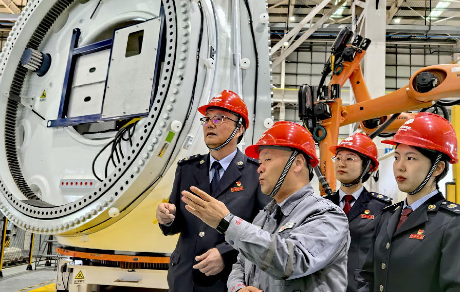 “局长税收服务队”走进国能联合动力技术（连云港）有限公司（孙军 摄）