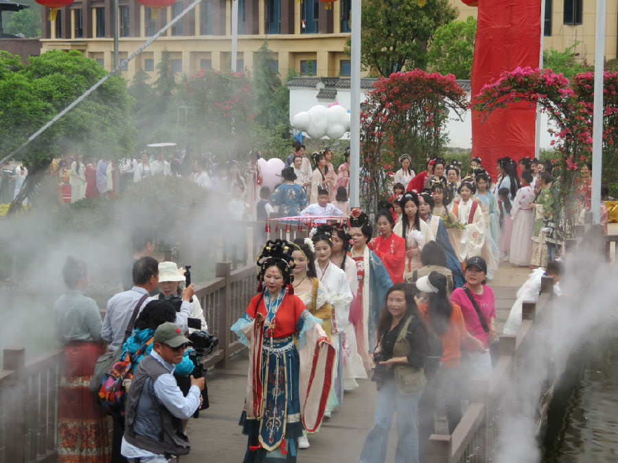 “十二花神”带领汉服队伍在花千谷景区进行游园（童曙明 摄）