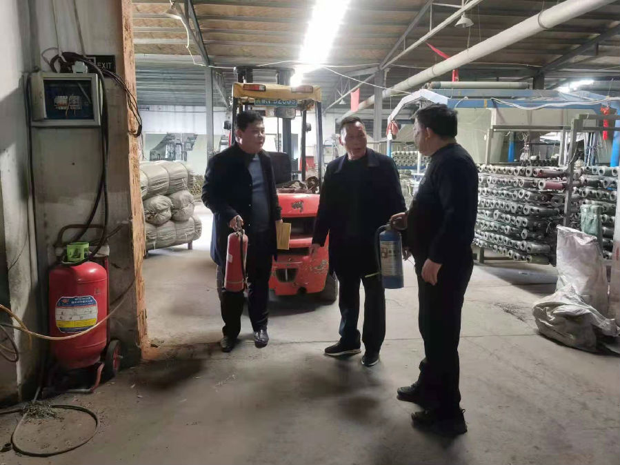 图为江苏沭阳章集街道督查组督查安全（汤继武 摄）