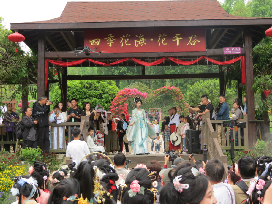 “十二花神花海相见”国潮汉服游园会现场（童曙明 摄）