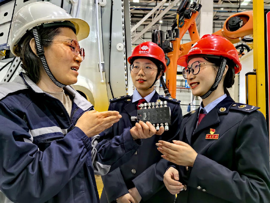 “局长税收服务队”队员深入了解新产品研发情况（孙军 摄）