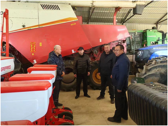 呼玛县纪委干部深入呼玛镇锦鸿合作社了解备春耕生产机具检修情况(黄泽风 摄) 呼玛县纪委干部深入呼玛镇锦鸿合作社了解备春耕生产机具检修情况(黄泽风 摄)