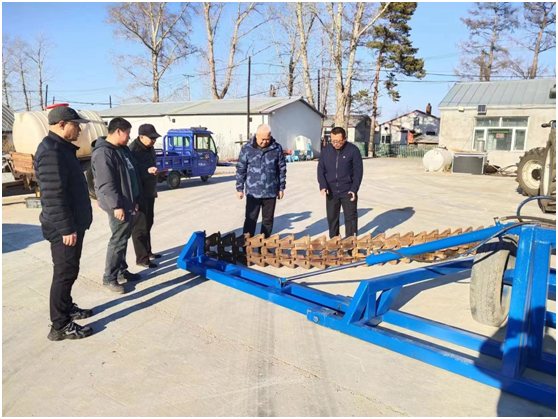 呼玛县纪委干部深入呼玛镇调研备春耕生产农资准备情况(黄泽风 摄) 呼玛县纪委干部深入呼玛镇调研备春耕生产农资准备情况(黄泽风 摄)