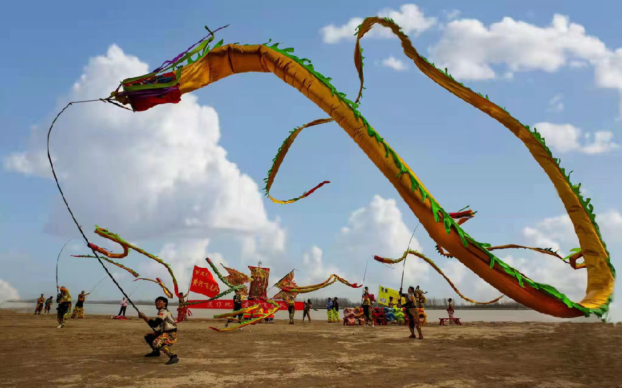 武陟县西陶镇西陶村黄河龙狮文化合作社的黄河飞龙表演（周梦莹 摄）