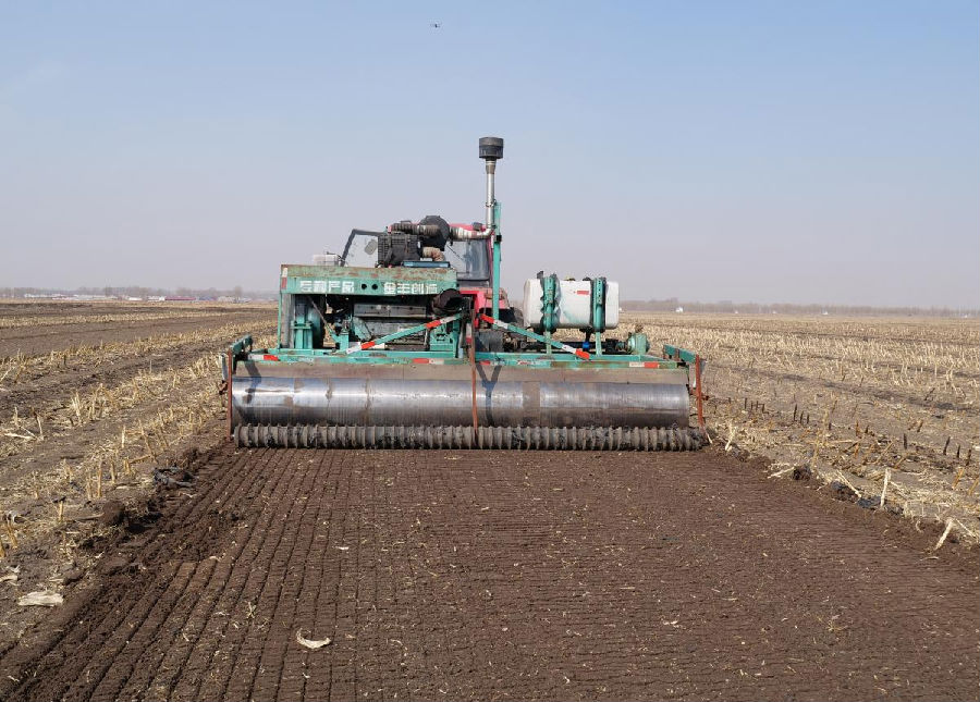 深松浅翻联合整地一体机正在作业(胡建华 摄) 深松浅翻联合整地一体机正在作业(胡建华 摄)