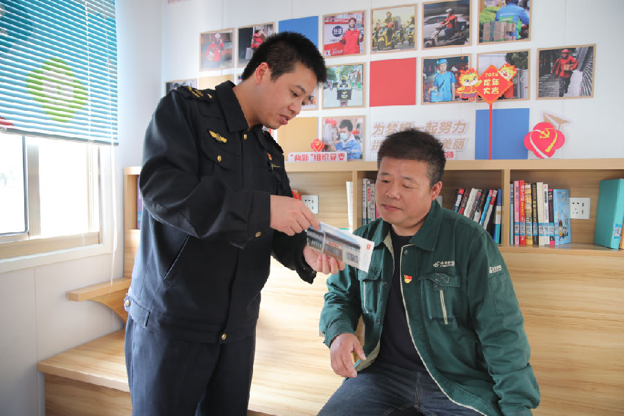 志愿者讲解“有声明信片”学习内容（张伟伟 摄）