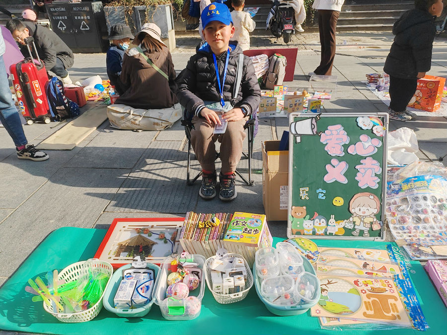 爱心义卖（陈昱州 摄）