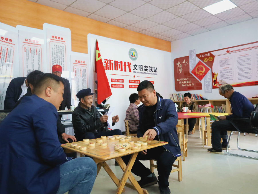 沙坝镇开元村新时代文明站里欢乐多（刘建军 摄）