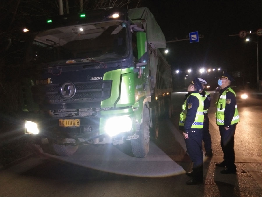 博山区交通运输局执法人员开展夜间执法检查（宋家圳 摄）