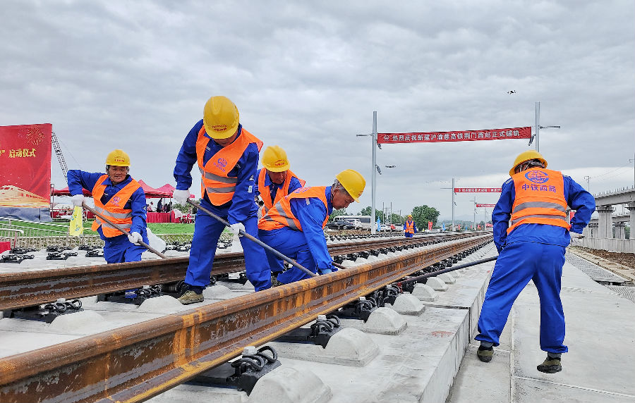 图为工人在进行现场施工（郑晓东 摄）