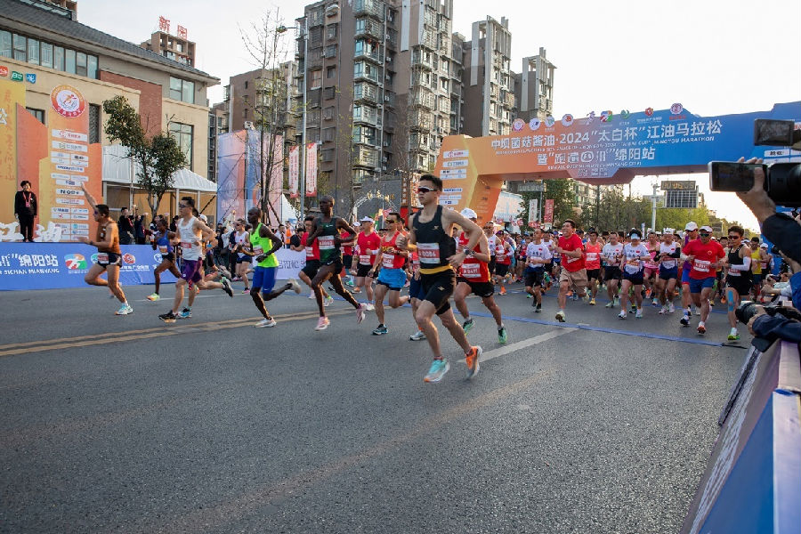 “太白杯”江油马拉松比赛现场（姜萱 摄）