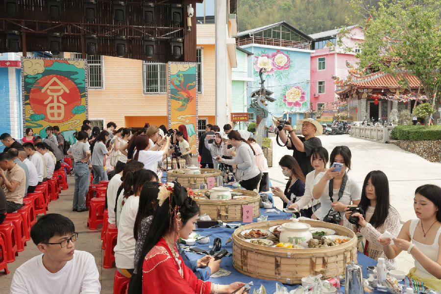 游客围坐，共享长龙乡宴（许鹏飞 摄）