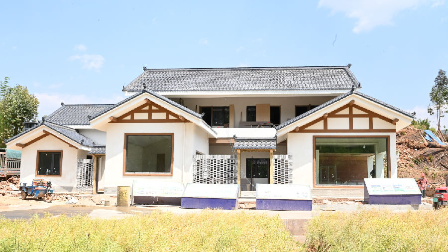 正在修建的房屋(杨海灵 摄) 正在修建的房屋(杨海灵 摄)