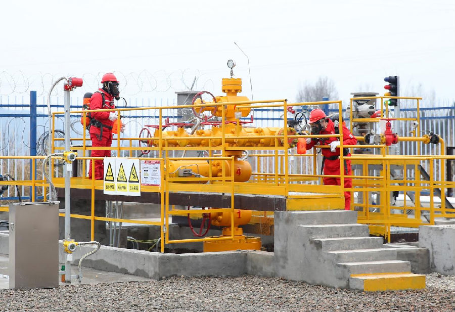 图为元坝205井员工在巡检（袁鹏 摄）