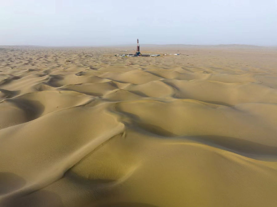 图为华北石油工程公司西部分公司钻井（张均 摄）