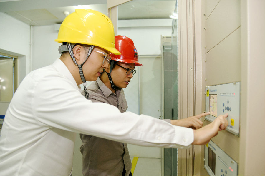 国网浙江电科院技术人员在浙能台州发电厂检查电能量数据终端参数配置（江国胜 摄）