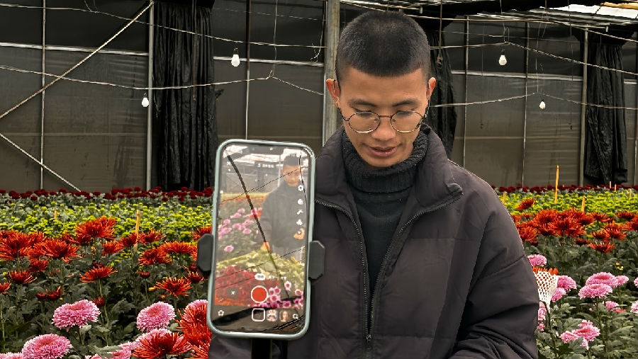 毛永军在直播（杨智鑫 摄）