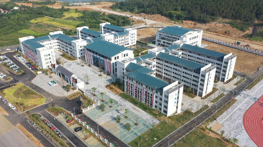 图为新建落成的京源实验学校（余舟 摄）