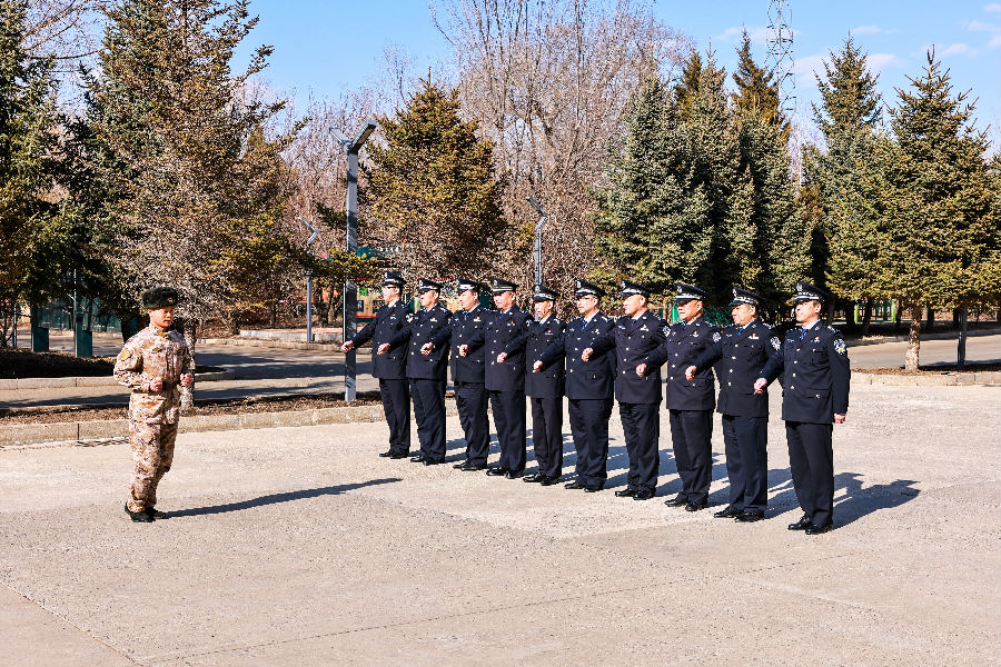 邀请部队教官对参观民警进行指导(柴霁恒 摄) 邀请部队教官对参观民警进行指导(柴霁恒 摄)