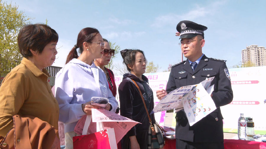 图为工作人员向市民宣讲国家安全（龚鑫钰 摄）