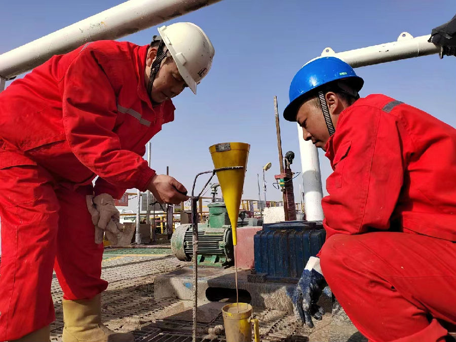 图为华北石油工程公司西部分公司钻工们在研究“深地工程”（张均 摄）