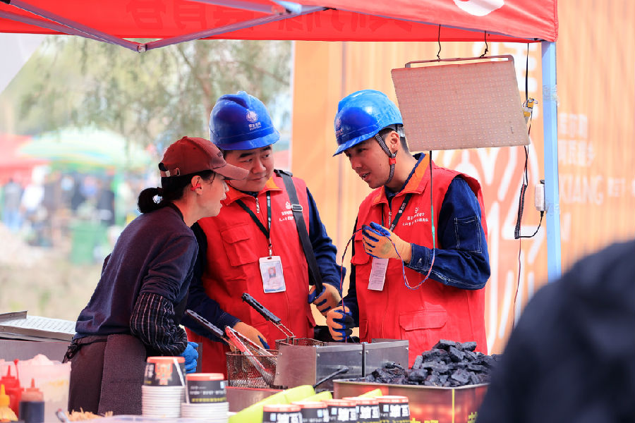 图为在库尔勒市阿瓦提乡，国网巴州供电公司阿瓦提乡供电所员工，对商户用电设备进行电力安全检查。（张利民 摄）