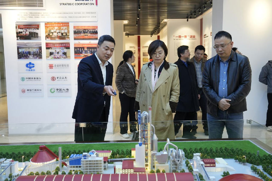 兰溪市的红狮控股集团有限公司相关负责人（左一）介绍企业的经营发展情况（成超 摄）