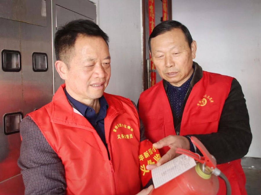 社区党员志愿者参与网格志愿服务（马梦瑶 摄）