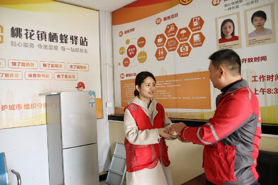 社区工作人员给新就业群体提供服务（蒋国慧 摄）