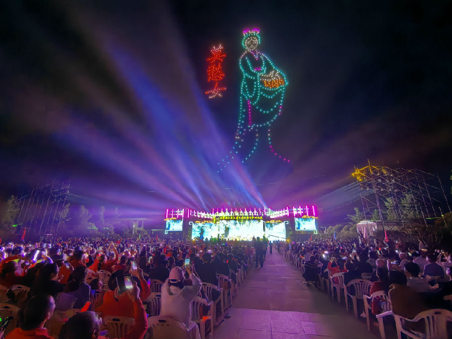 图为现场的无人机表演（余惠玲 摄）