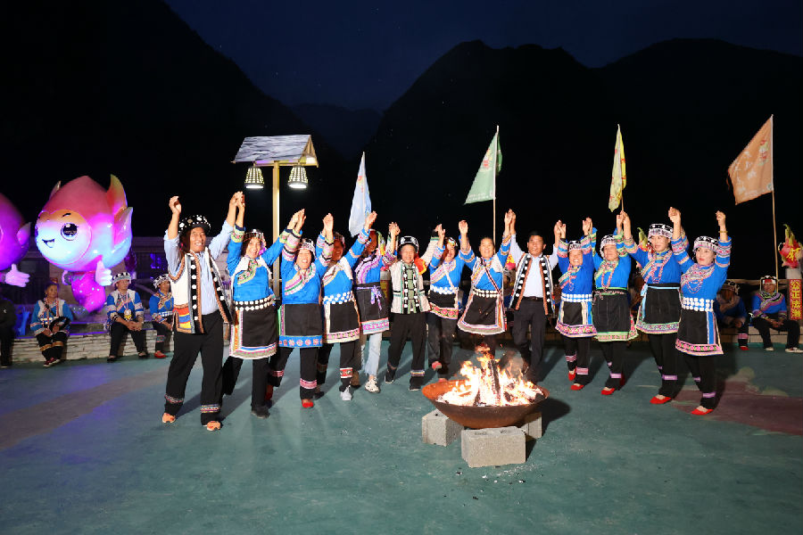 自扁王基村傈僳人民在火龙果文化广场载歌载舞，庆祝村集体经济破百万。（天航 摄）