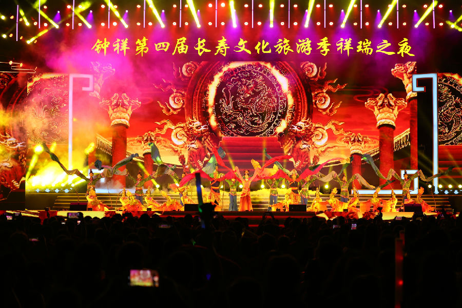 图为晚会现场精彩的文艺演出（王超华 摄）