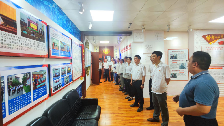 图为天峨烟草参观廉政文化室（雷钧 摄）