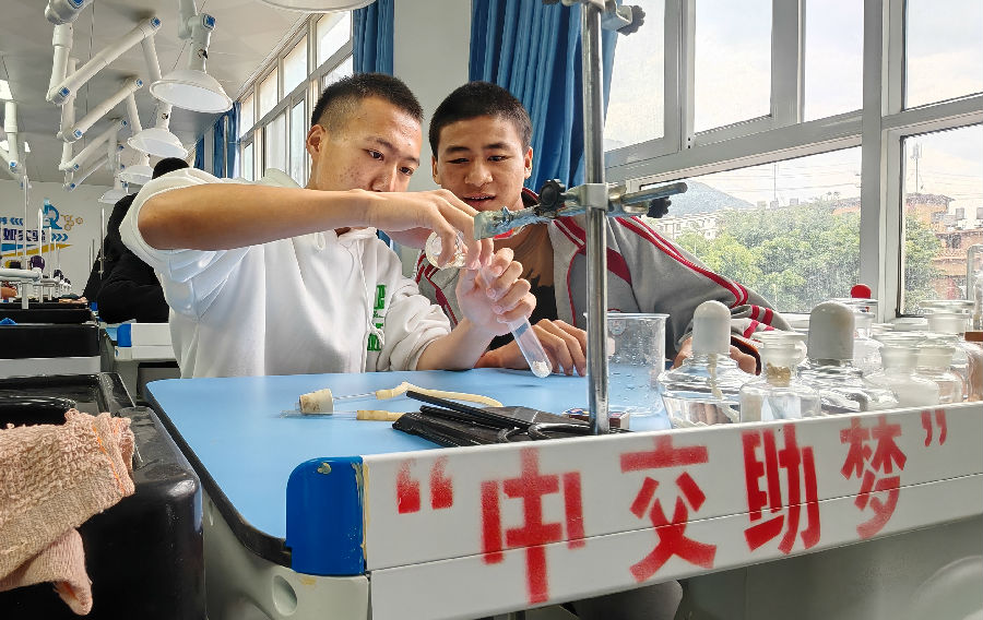 泸水市民族中学中交助梦化学实验室（天航 摄）