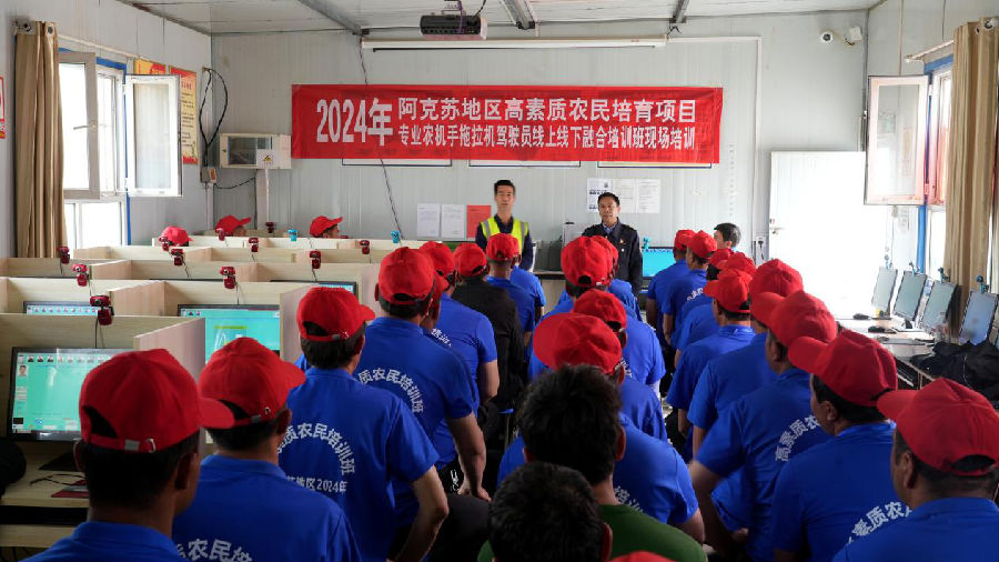 图为教练在给学员在驾驶理论知识（李哲清 摄）