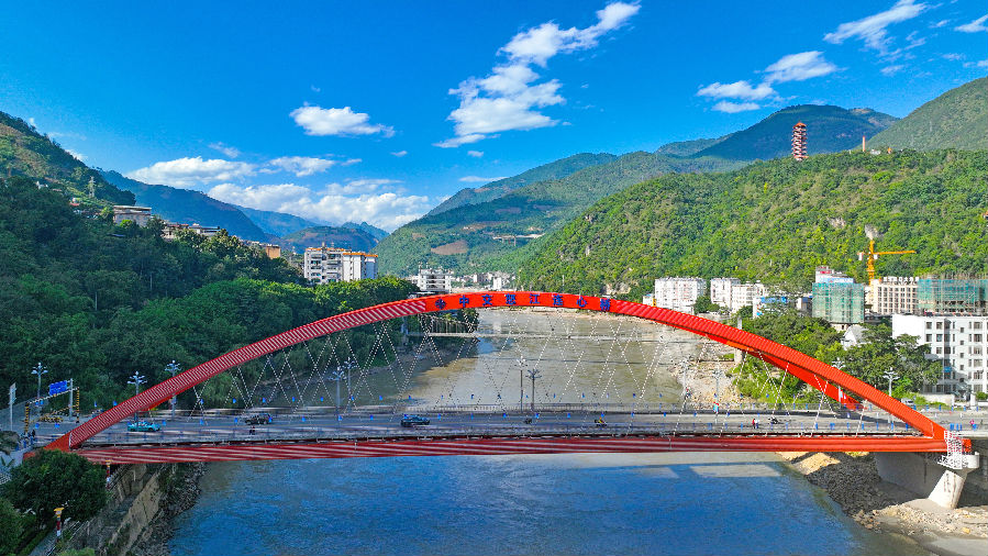 中交集团援建中交怒江连心桥，解决当地居民过江难题。（天航 摄）