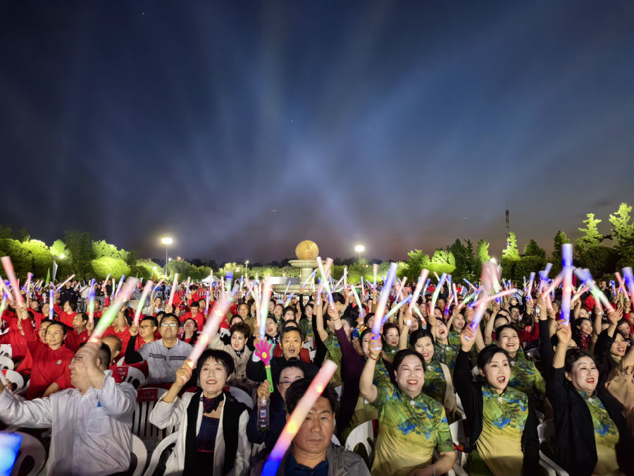 图为现场观众热情地互动（余惠玲 摄）