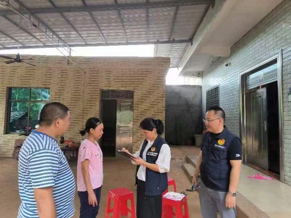 就业便民服务员入户登记就业需求（谢壹铃 摄）