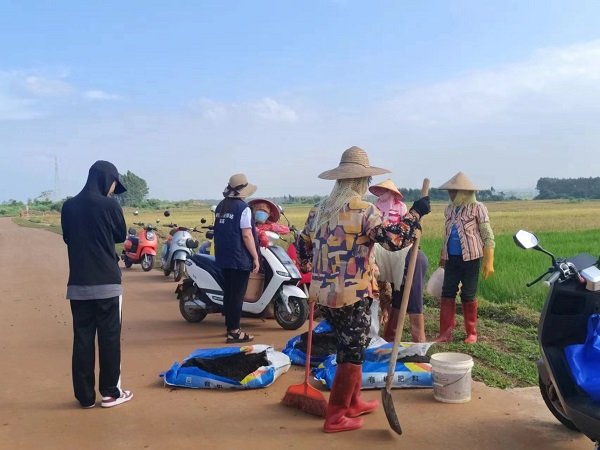 就业便民服务员走进田间地头登记就业需求（谢壹铃 摄）