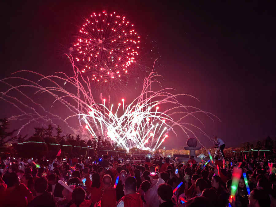 图为现场的焰火表演（余惠玲 摄）