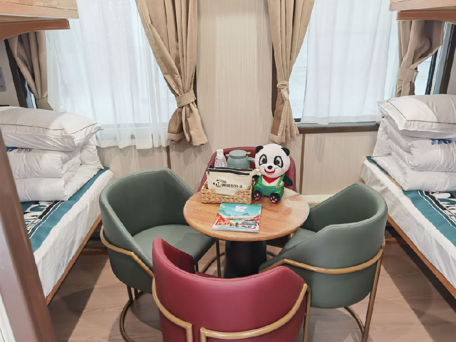 图为专列内景（戚译升 摄）