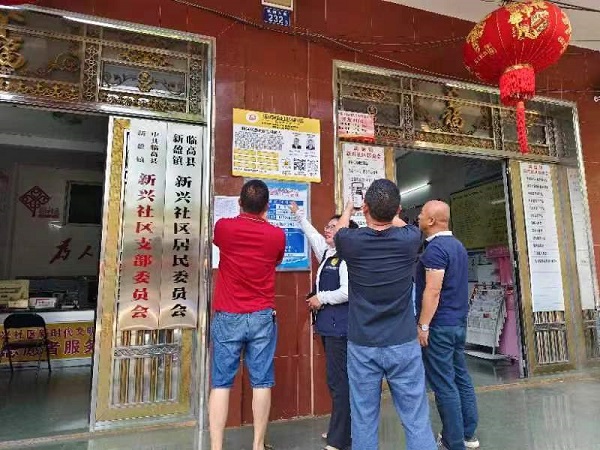 求职者在就业便民服务点扫码找工作（谢壹铃 摄）