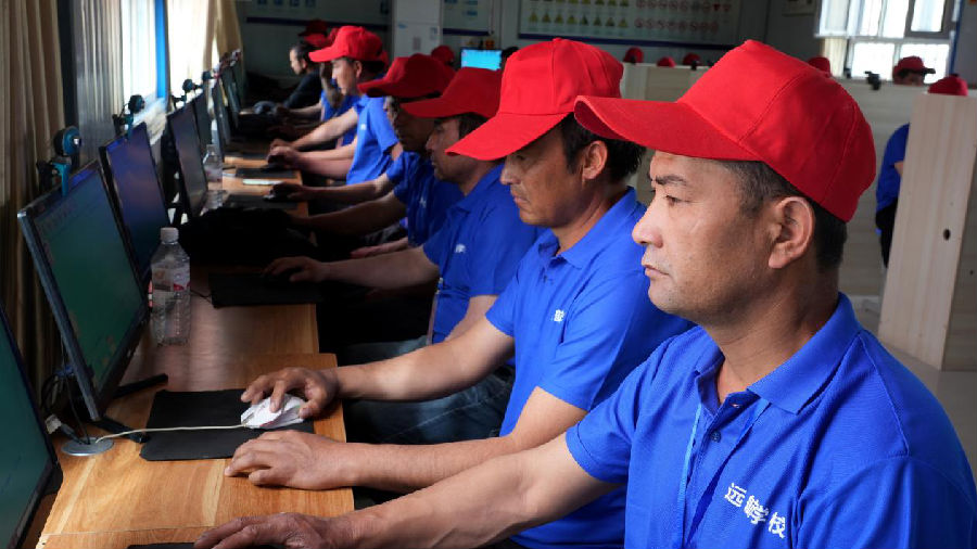 图为学员在线上学习驾驶相关知识（李哲清 摄）